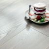 Immagine di PARQUET IN LEGNO PLATINUM ASH BRUSHED BEVELLED PICCOLO 1-STRIP LACCATO GRIGIO SBIANCATO 13x109,2 CM SPESSORE 14 MM BARLINEK