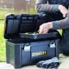 Immagine di CASSETTA ESSENTIAL 16' PLASTICA CON CERNIERE IN METALLO STANLEY